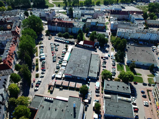 KOSZALIN, POLAND - 03 AUGUST 2018 - Aerial view on city Koszalin, area of Manhattan parking in city center door FStockLuk (bron: shutterstock)