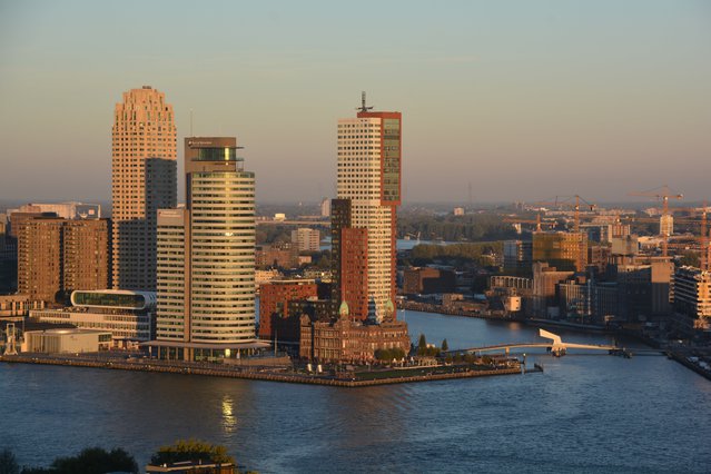 Rotterdam, Kop van Zuid, The Netherlands-Oct 2019; High angle wide view of Kop van Zuid area including former office building of the Holland America Line and modern high rises in evening sun door 365 Focus Photography (bron: 365 Focus Photography)