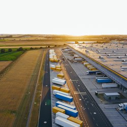 Luchtfoto van het distributiecentrum, drone-fotografie van de industriële logistieke zone. door marcinjozwiak (bron: Shutterstock)