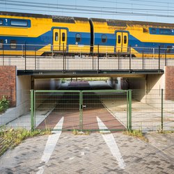 Het afgesloten fietstunneltje waar de trein overheen raast door Sander van Wettum (bron: Gebiedsontwikkeling.nu)