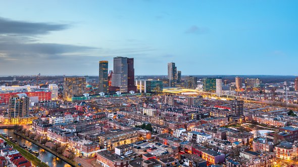 The Hague, Netherlands city centre skyline at twilight door Sean Pavone (bron: Shutterstock)