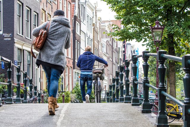 Rondlopen in Amsterdam door Reggie Lee (bron: Shutterstock)
