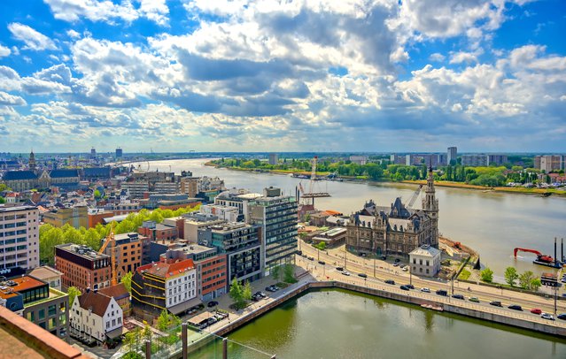 An aerial view of the port and docks in Antwerp (Antwerpen), Belgium. door STLJB (bron: Shutterstock)