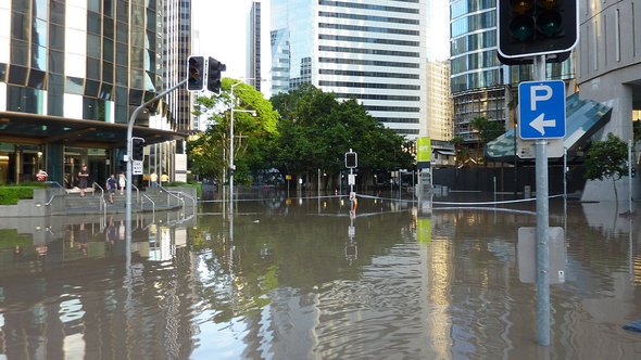 Overstroming stad Australie Brisbane Wateroverlast - Wikimedia Commons, 2020 door Andrew Kesper (bron: Wikimedia Commons)