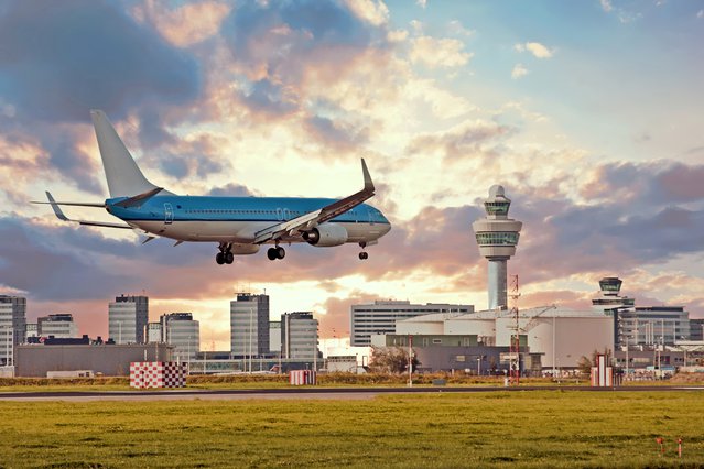 Vliegtuig landing op Schiphol in Amsterdam in Nederland. door Steve Photography (bron: shutterstock.com)