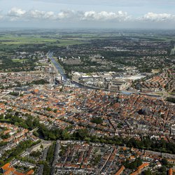 Aerial view of the city of Alkmaar. On the clear horizon a blue sky with cumulus clouds. Alkmaar is an old town in NOORD-HOLLAND, The Netherlands and known for it's KAASMARKT or cheese market. door Aerovista Luchtfotografie (bron: Shutterstock)