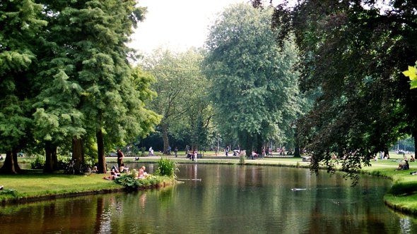 Amsterdam Vondelpark Vijver door Dguendel (bron: Wikimedia Commons)