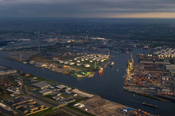 Luchtfoto van de haven van Amsterdam door Thomas Roell (bron: shutterstock)