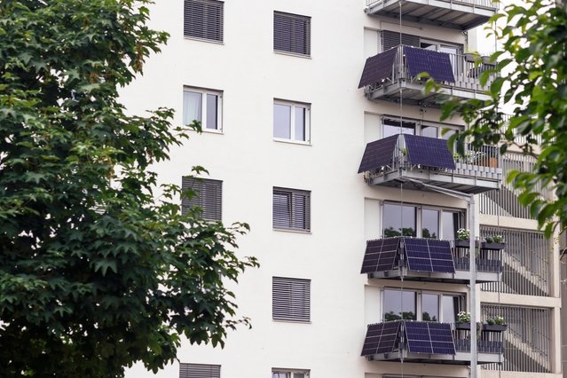 Zonnepanelen op het balkon door Mariana Serdynska (bron: Shutterstock)