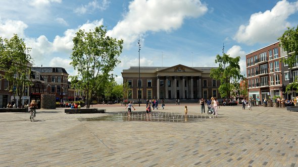 "Paleis van Justitie Leeuwarden" (CC BY 2.0) by FaceMePLS door FaceMePLS (bron: WikipediA)