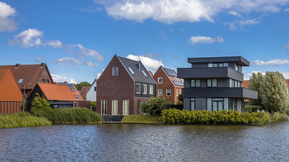 Modern residential design houses at the waterfront in suburb of Ypenburg The Hague Netherlands door Rudmer Zwerver (bron: shutterstock)