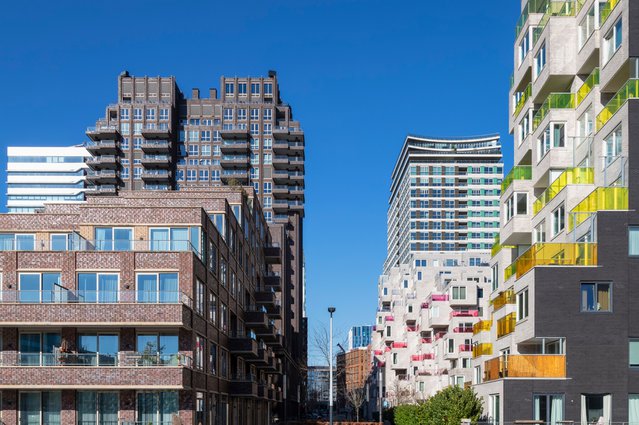 Appartementen in Zuidas, Amsterdam door Jan van der Wolf (bron: Shutterstock)