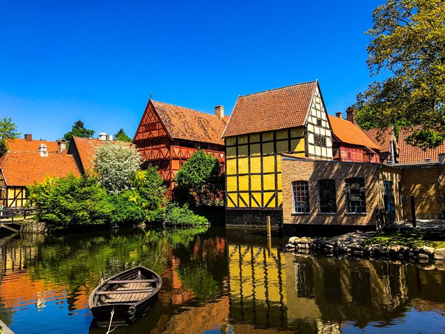 Prachtige huizen aan een rivier in Aarhus, Denemarken door Wesam Taleb (bron: Shutterstock)