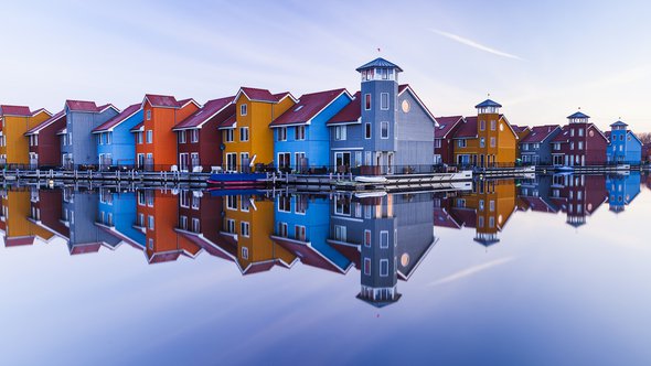 Kleurrijke huizen aan het water in Groningen door Ton Drijfhamer (bron: Shutterstock)