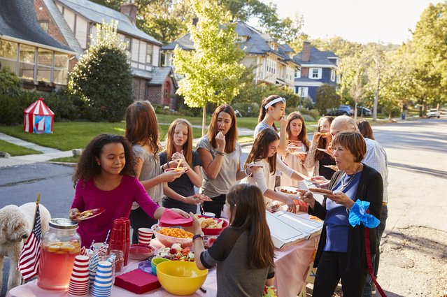 Buren die zichzelf helpen om te eten op een blokfeest door Monkey Business Images (bron: Shutterstock)