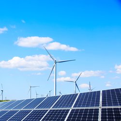 Windmolens en zonnepanelen in landerijen door zhengzaishuru (bron: Shutterstock)