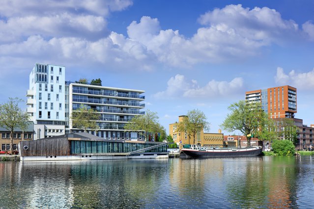 TILBURG-MAY 17, 2017. Pius harbor scenery, a vast area adjacent to the city center of Tilburg. The area is developed from a former industrial port, into a lively urbanized environment on the water. door TonyV3112 (bron: shutterstock)