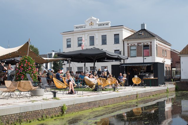 Mensen op het terras aan het water: Assen door Arjen de Ruiter (bron: Shutterstock)