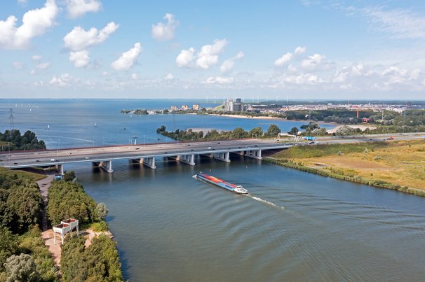 Luchtfoto genomen vanaf de snelweg A6 bij de Hollandsche Brug nabij Amsterdam aan het IJsselmeer in Nederland door Steve Photography (bron: Shutterstock)