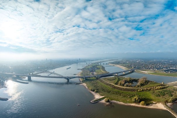 Luchtfoto van de ruimte voor het rivierproject bij Nijmegen door Donaldb (bron: Shutterstock)