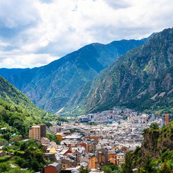 De hoofdstad van Andorra ligt tussen de bergen door Armando Oliveira (bron: Shutterstock)