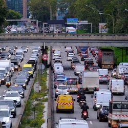 Maximumsnelheid van 50 kilometer per uur op de Parijse Ring. door Vernerie Yann (bron: Shutterstock)