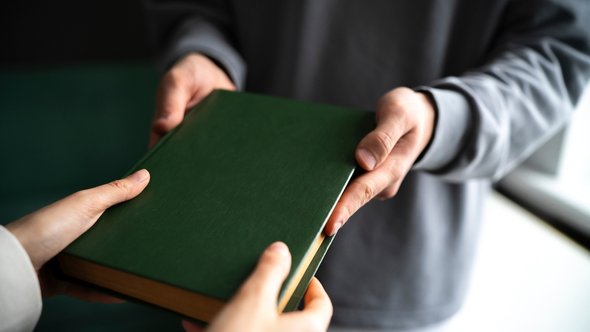 Het delen van een boek door Mike_shots (bron: Shutterstock)