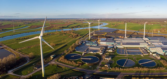 Windturbines en watermolens in landschap door Maarten Zeehandelaar (bron: shutterstock.com)