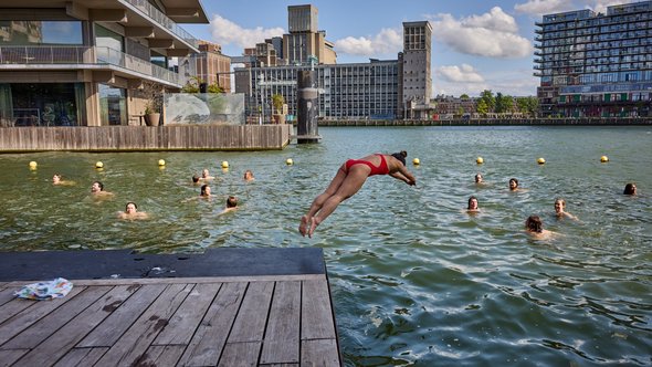 Zwemmen in de Rotterdamse Rijnhaven door Jan de Groen (bron: Swimmable Cities)