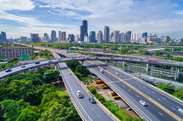 Verhoogde snelweg. De curve van de hangbrug, Thailand door JULY_P30 (bron: Shutterstock)