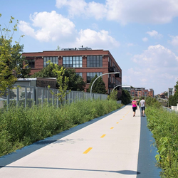 ”Bloomingdale Trail, the 606, Chicago 2015” (CC BY-SA 4.0) by Victor Grigas