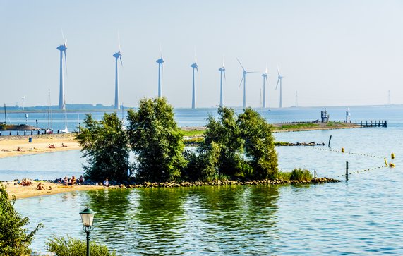 Het IJselmeer met windmolens door Harry Beugelink (bron: shutterstock.com)