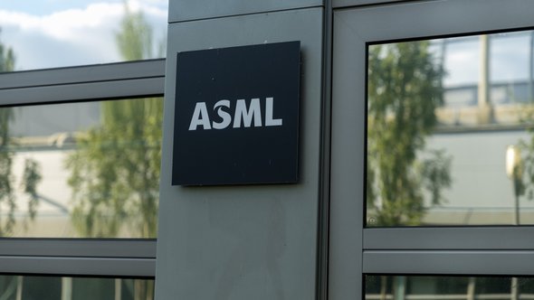 ASML teken op kantoorgebouw door qizai00 (bron: Shutterstock)