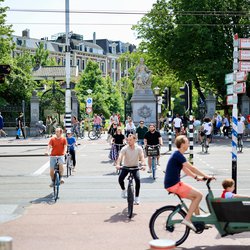 Fietsende mensen in Amsterdam door Dutch_Photos (bron: shutterstock.com)