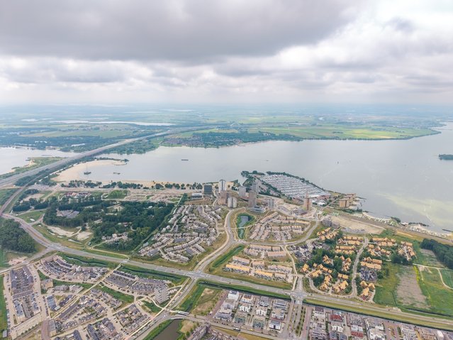 Luchtfoto van Almere Poort en Markermeer in Almere, Nederland door Thomas Roell (bron: Shutterstock)