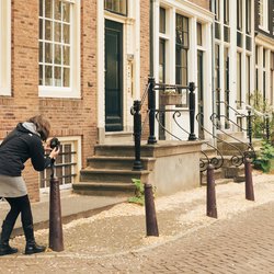 Vrouw fotografeert straat in Amsterdam door Raysto (bron: Shutterstock)