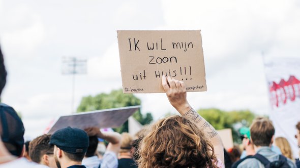 Amsterdam, The Netherlands - 12 September 2021: Woonprotest demonstration against housing crisis in Amsterdam, woman wearing sign door etreeg (bron: Shutterstock)