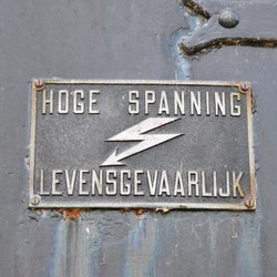 Waarschuwingsbord hoge spanning door Frank Nagel (bron: Shutterstock)