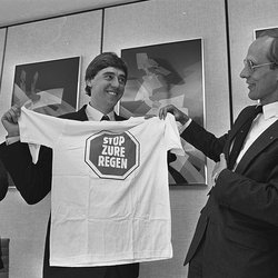 Oude en nieuwe minister van Economische Zaken ; nieuwe minister van VROM Ed Nijpels (l) krijgt t-shirt van voorganger Winsemius door Rob Bogaerts / Anefo (Wikimedia Commons)