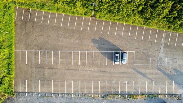 Een bovenaanzicht van een parkeerplaats door Bjorn Beheydt (bron: shutterstock)