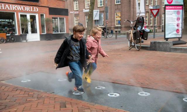 Spelende kinderen door Rene Voogd (bron: Connected Dream)