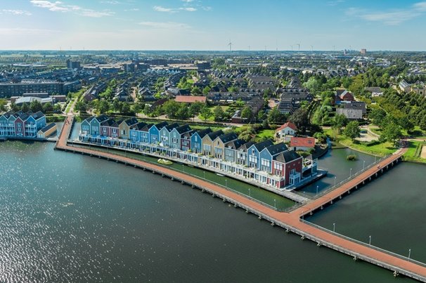 Luchtfoto van kleurrijke regenbooghuizen in Houten, Nederland door hans engbers (bron: shutterstock)
