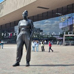 Het vier meter hoge Moments Contained van Thomas J Price op het plein voor treinstation Rotterdam Centraal. door Agnes Franzen (bron: Agnes Franzen)