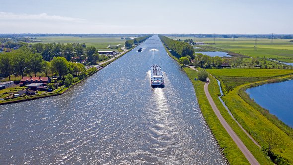 Luchtfoto van het Amsterdam-Rijnkanaal door Steve Photography (bron: Shutterstock)