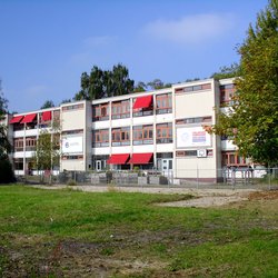 Sint Lucasschool, Amsterdam Nieuw-West, Osdorp door S. de Jong (bron: Wikimedia Commons)
