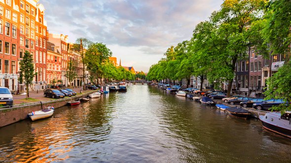 Grachten van Amsterdam door Yakov Oskanov (bron: Shutterstock)