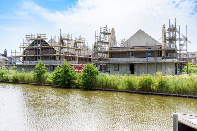 Woningbouw langs kanalen door Albert Pego (bron: Shutterstock)