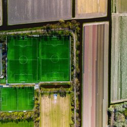Voetbalvelden tussen tulpen en kanalen. door Ivan Vasylyev (bron: shutterstock)