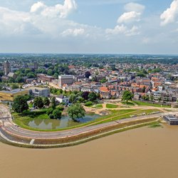 Vogelvlucht van Tiel vanaf de Waal door Steve Photography (bron: Shutterstock)