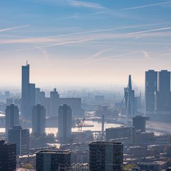 Skyline van Rotterdam door Ceremco van Goch (bron: Shutterstock)